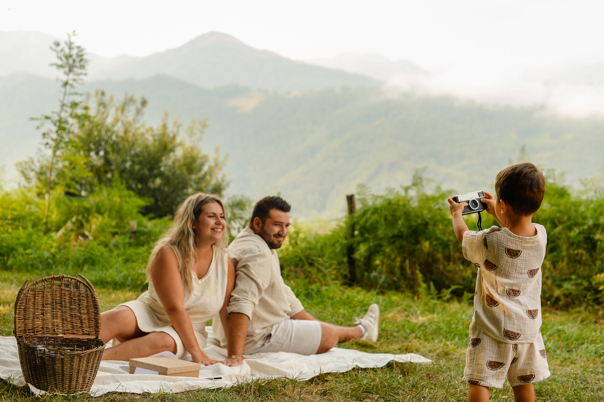 Famille en pique-nique dans les montagnes ariégeoises