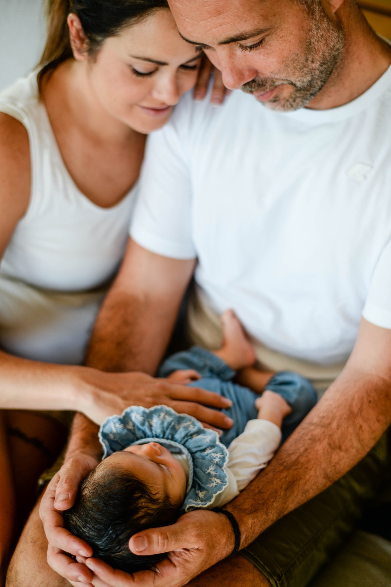 Parents contemplant leur nouveau-né
