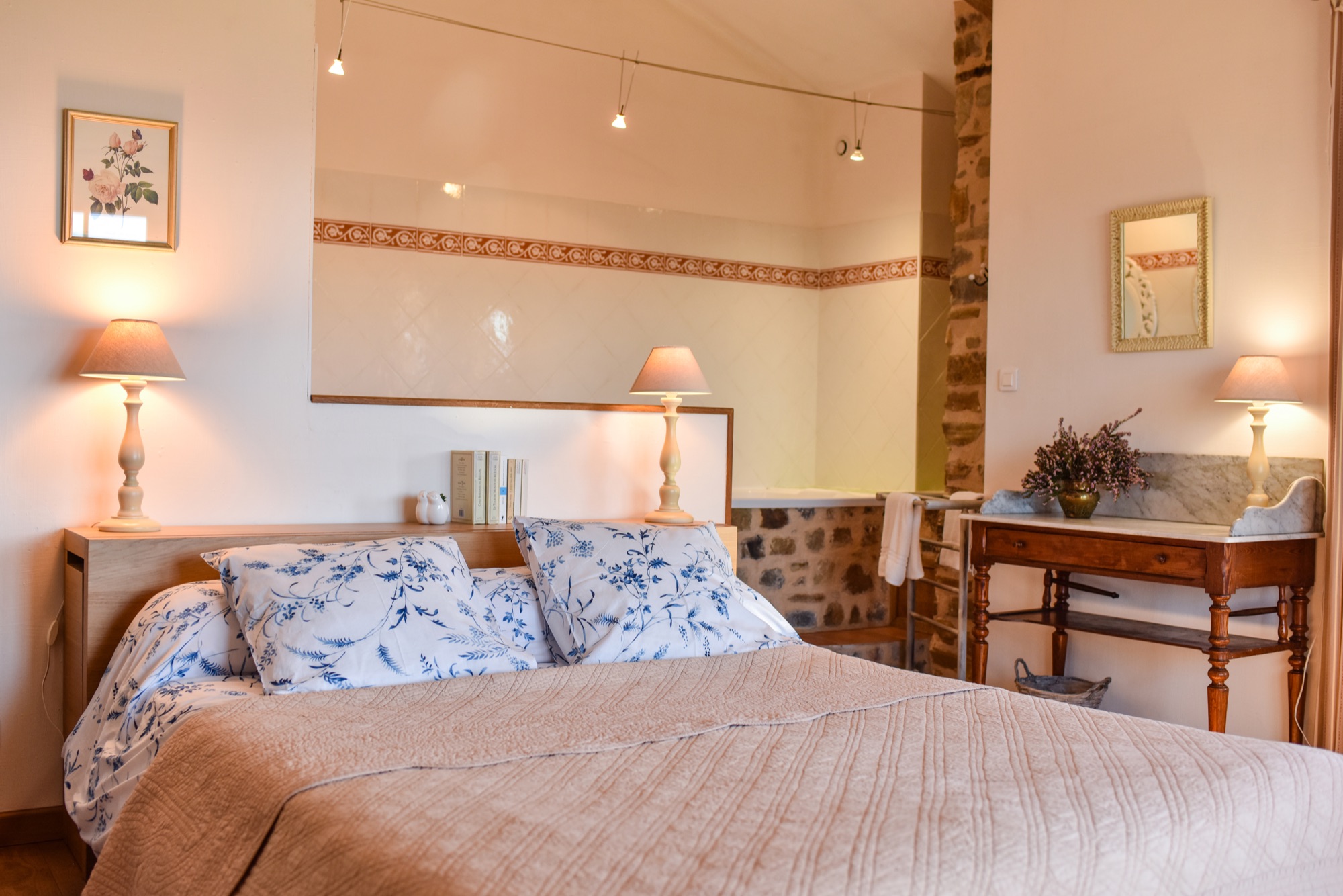 Chambre double au style campagnard chic avec lampes de chevet