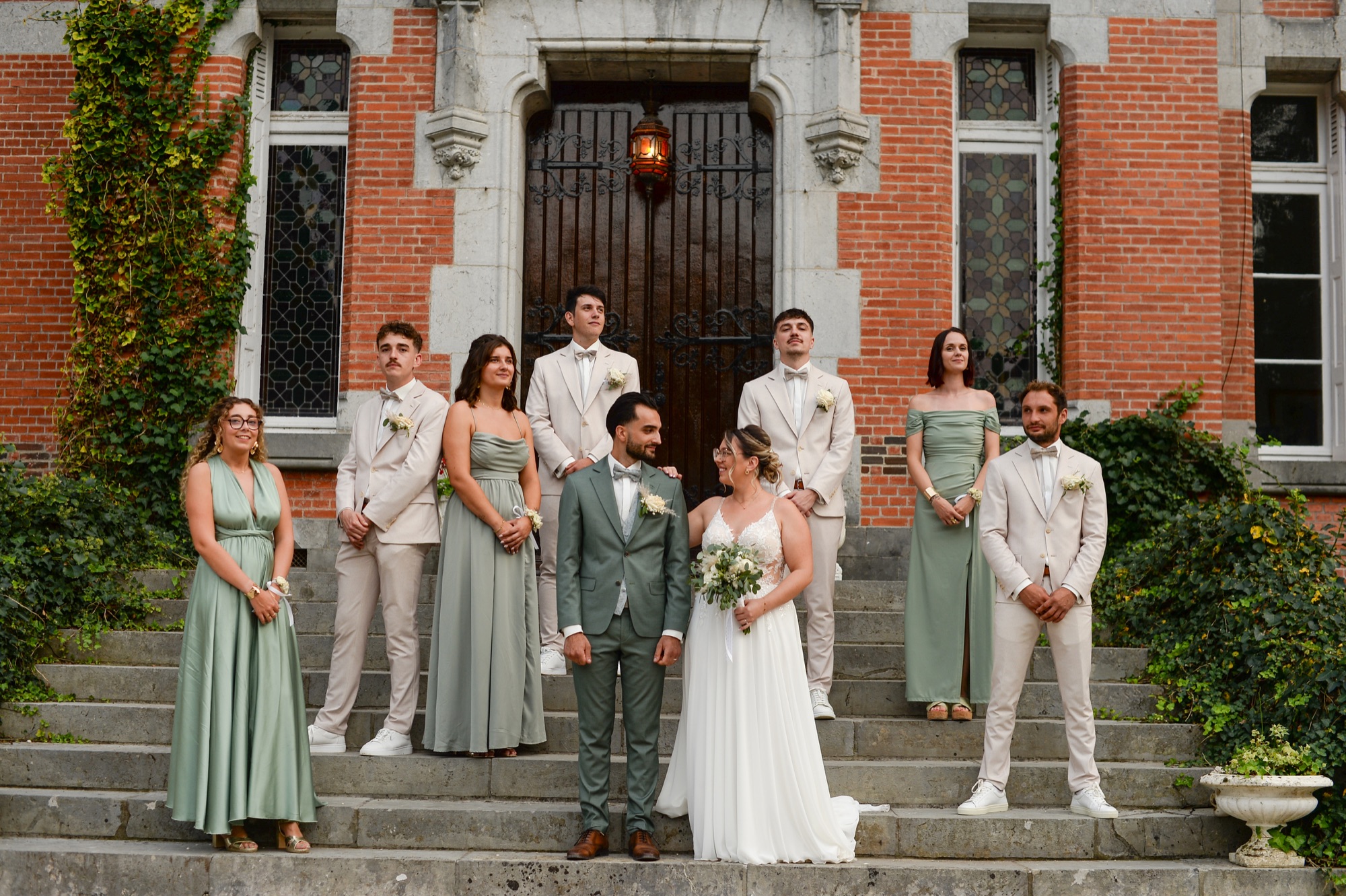 Photo de groupe des mariés et de leurs témoins devant un château