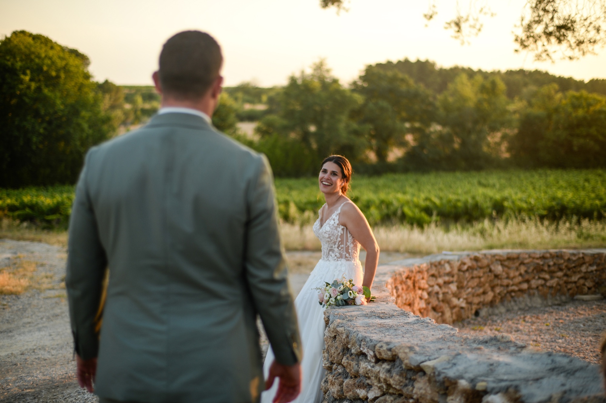 Couple lors d'un mariage au coucher du soleil