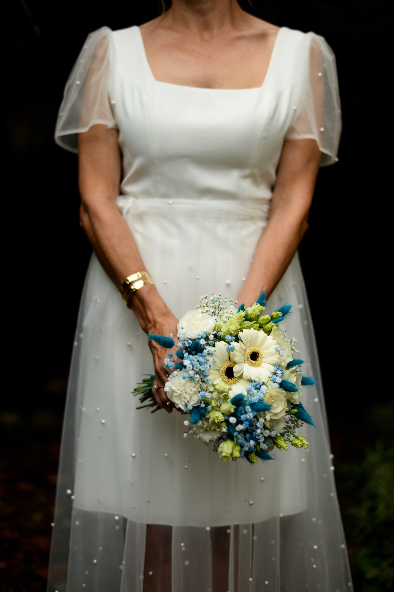Bouquet de mariée blanc et bleu sur fond sombre